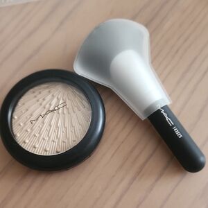 MAC Cosmetics Double Gleam Highlighter with Brush
